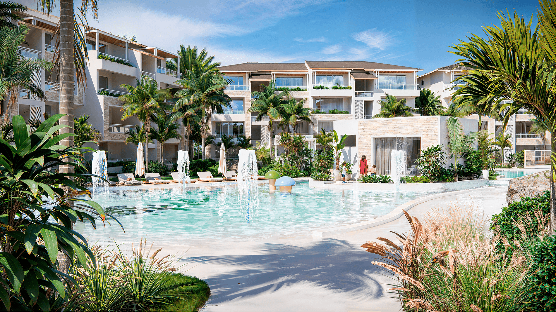 Interior de apartamento: dormitorio principal con ventanales grandes y cama moderna