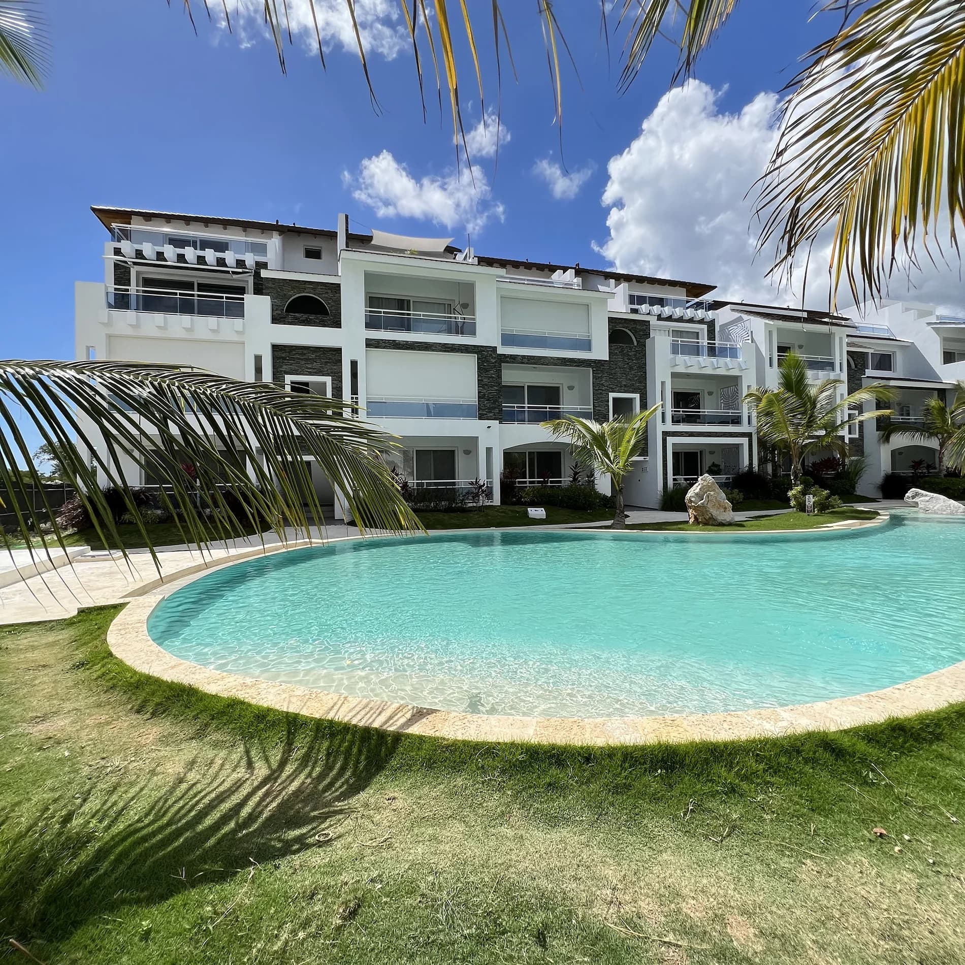 186 apartamentów rozmieszczonych w 16 budynkach z luksusowymi wykończeniami, basenami oceanicznymi i uprzywilejowaną lokalizacją zaledwie 200 metrów od Playa Dominicus. Wspierany przez Grupo Domis, to bezpieczny zakład do życia lub inwestycji.