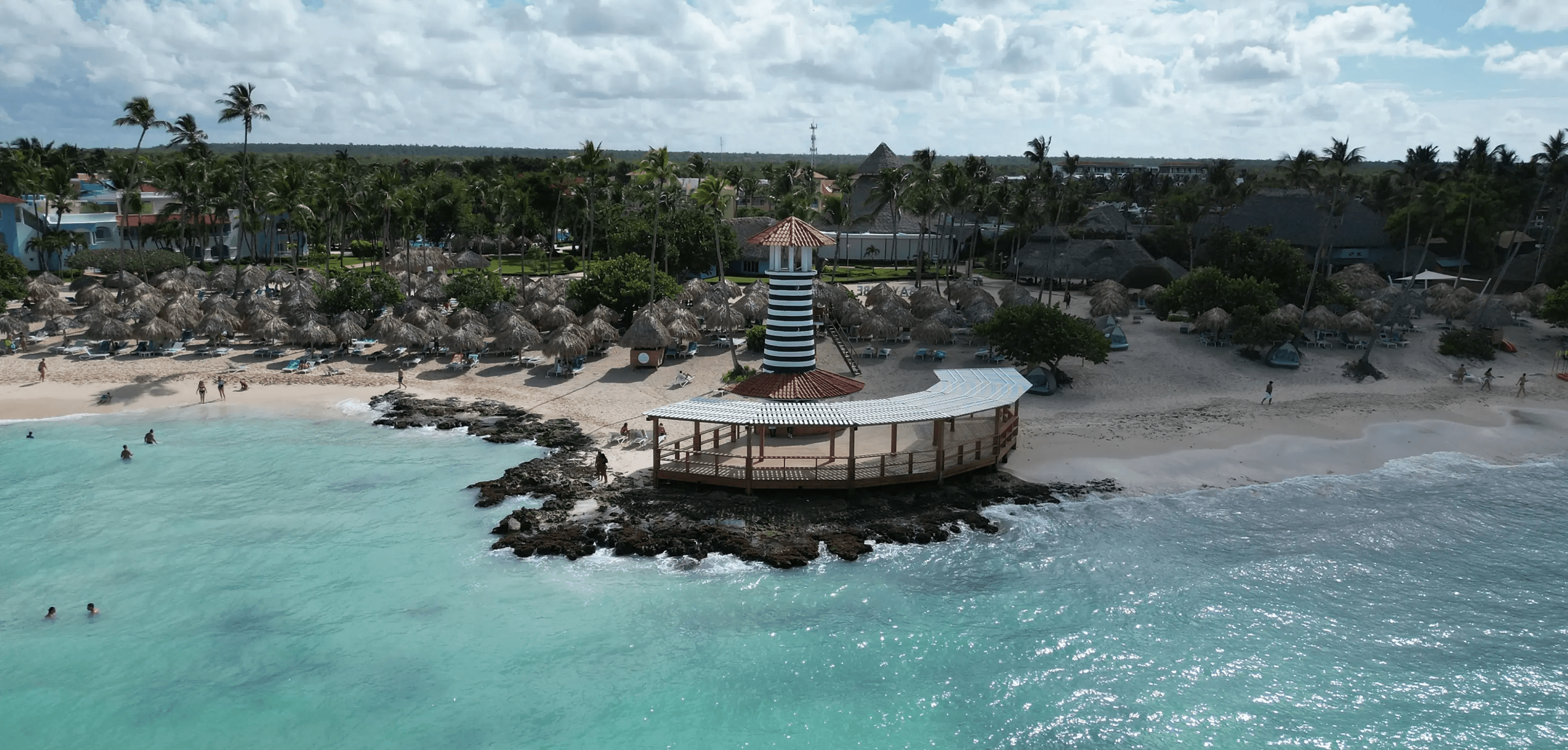 Playa Dominicus Bayahibe con arena blanca y aguas cristalinas.