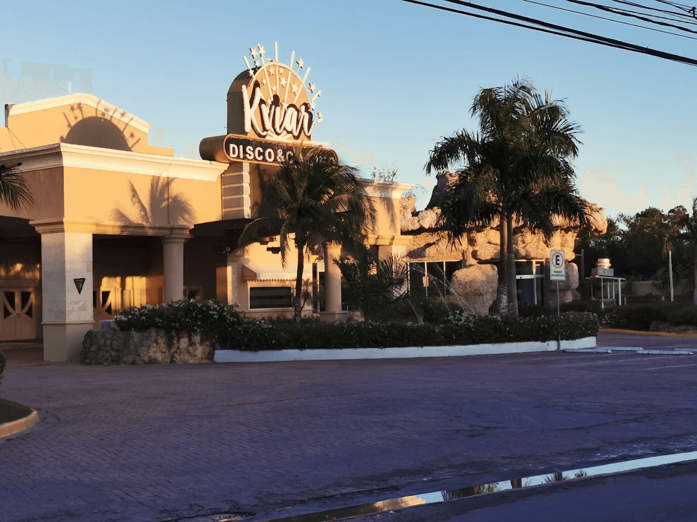 Casino y discoteca Kviar en Dominicus Bayahibe con entretenimiento nocturno.