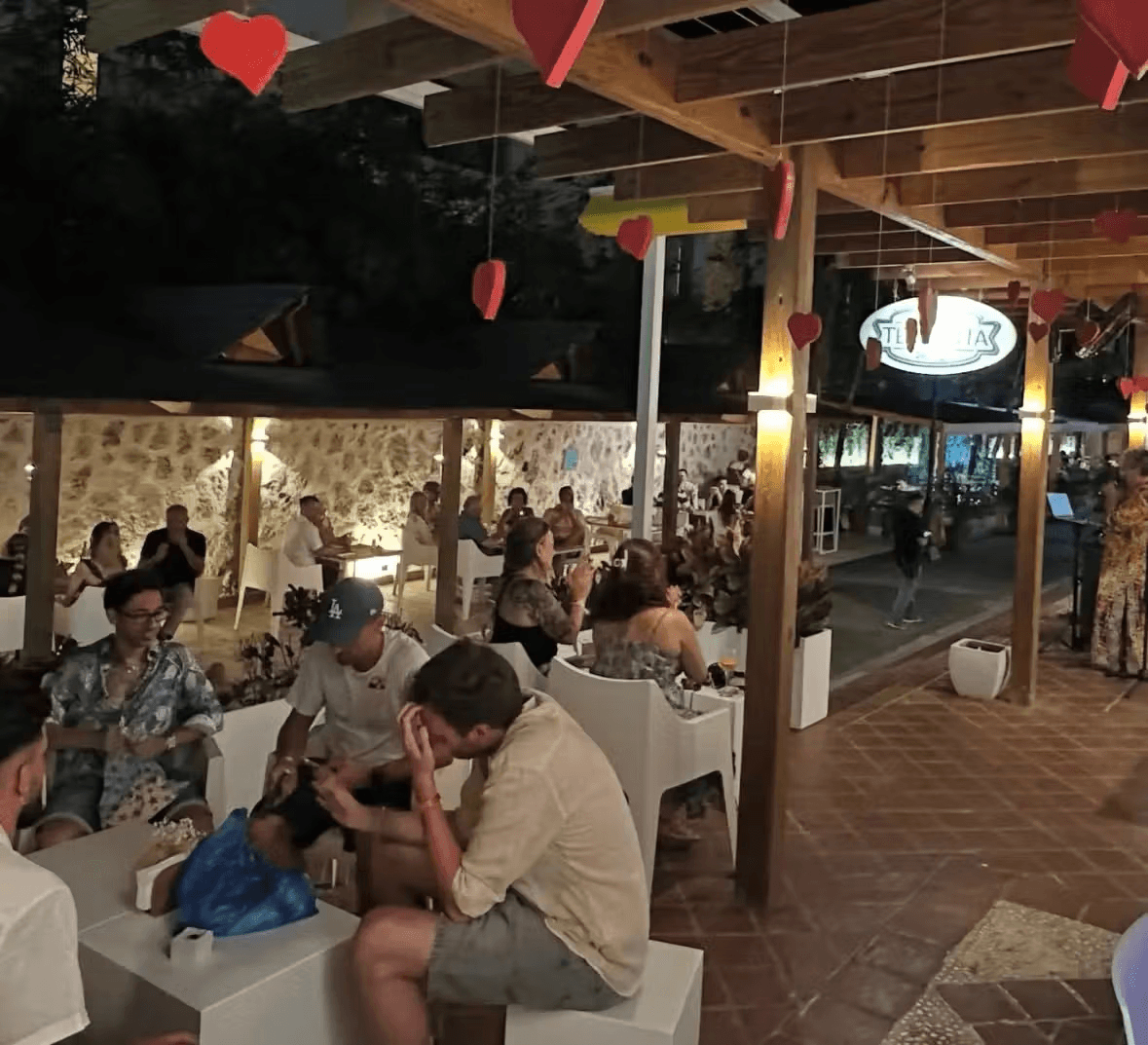 Ulica piesza w Dominicus Bayahibe z restauracjami, sklepami i życiem nocnym.