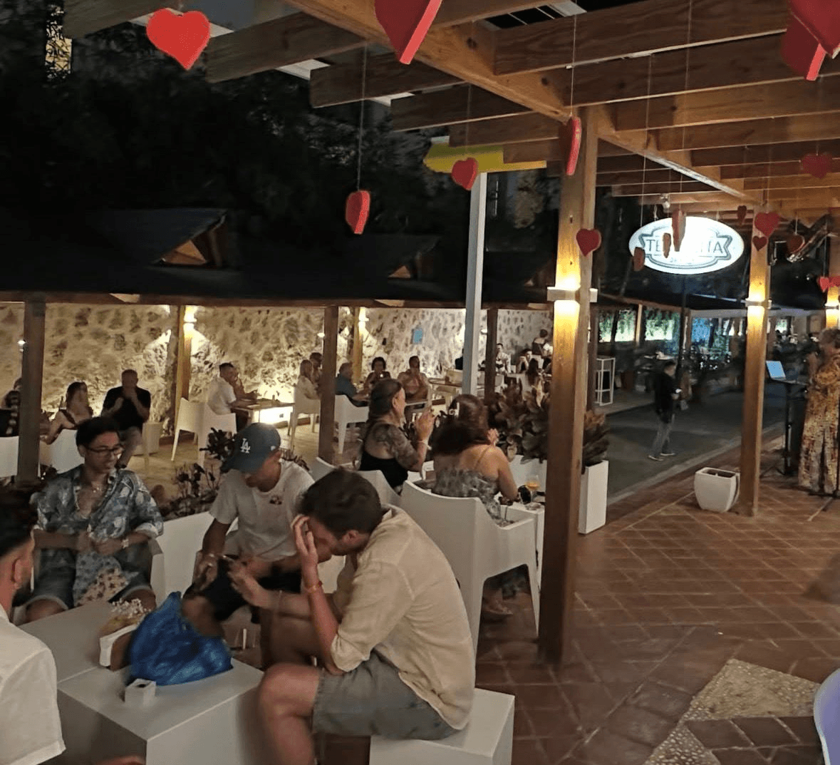 Calle peatonal de Dominicus Bayahibe con restaurantes, tiendas y vida nocturna.