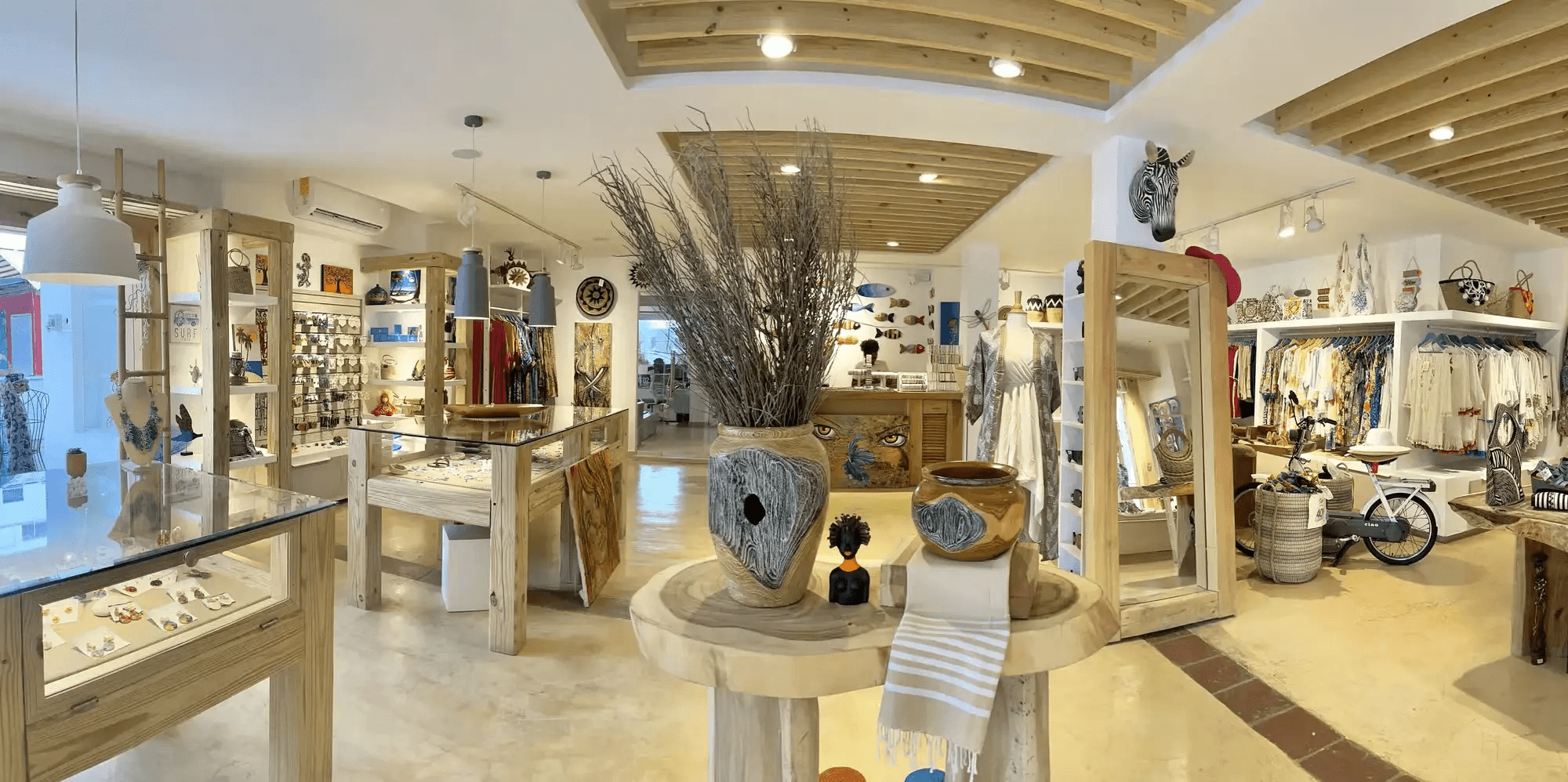 Negozio Eco Natural Style nella via pedonale di Dominicus con souvenir e artigianato locale.