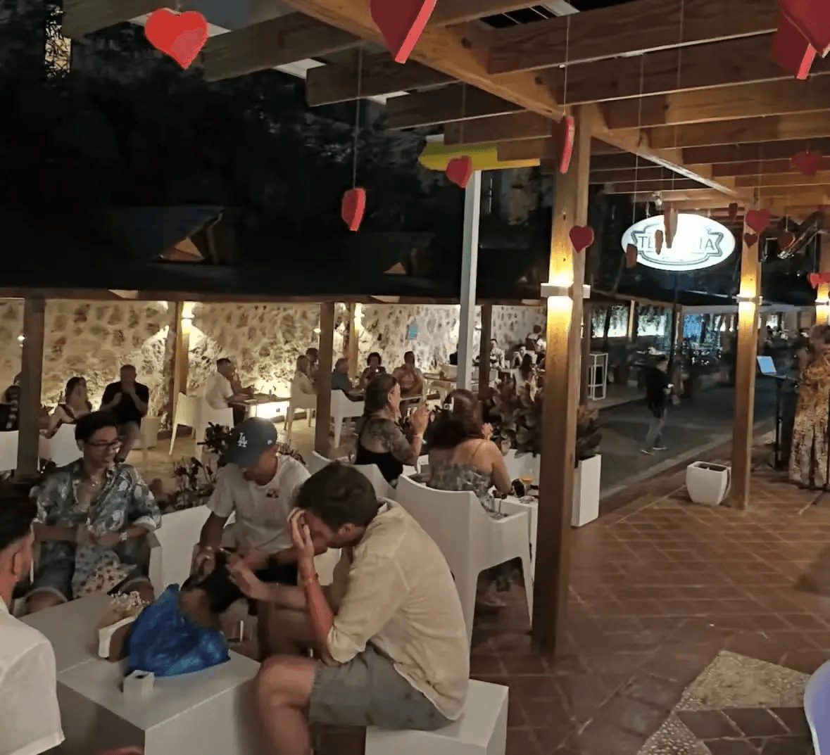 Via pedonale di Dominicus Bayahibe con ristoranti, negozi e vita notturna.